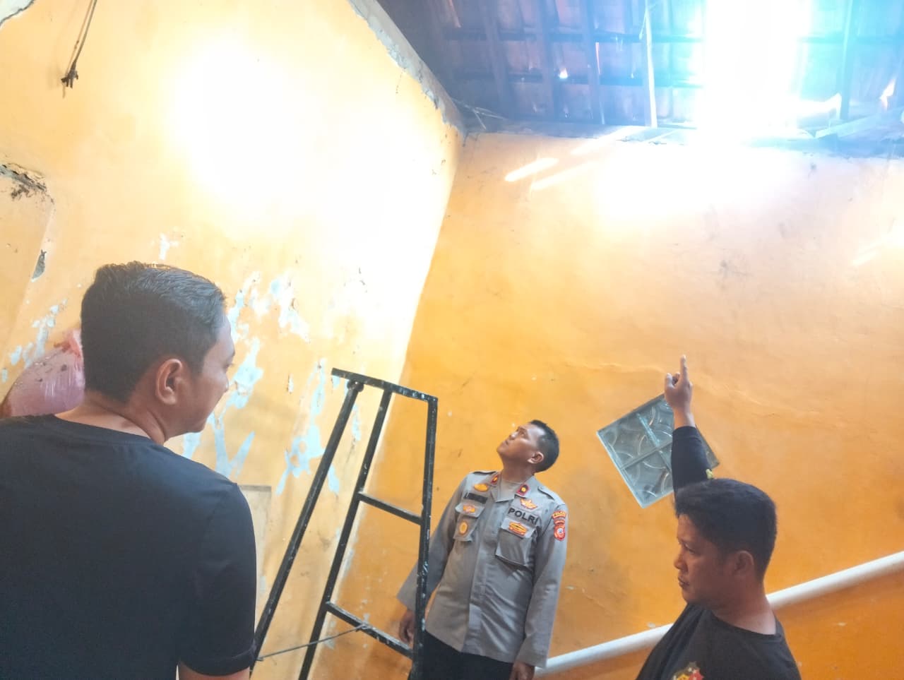 Diduga Curi Barang Berharga Senilai Rp 5,6 Juta, buruh harian lepas di Karawang Diamankan Warga ke Polisi Diduga Curi Barang Berharga Senilai Rp 5,6 Juta, buruh harian lepas di Karawang Diamankan Warga ke Polisi