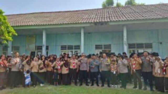 *Naik Perahu Demi Edukasi, Polisi Bekali Pelajar Pulau Sebesi Lawan Narkoba dan Bullying*