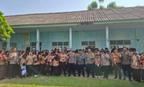 *Naik Perahu Demi Edukasi, Polisi Bekali Pelajar Pulau Sebesi Lawan Narkoba dan Bullying*