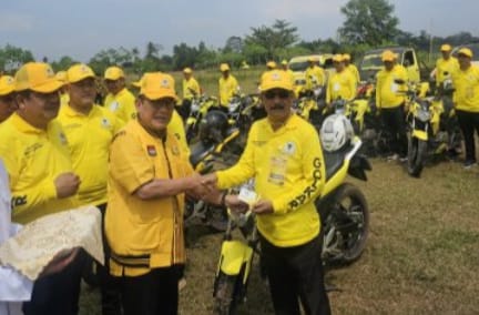 *PK Golkar Lampung Tengah Terima Kendaraan Operasional, Hanan A. Rozak: Pertahankan Prestasi dan Besarkan Partai* *PK Golkar Lampung Tengah Terima Kendaraan Operasional, Hanan A. Rozak: Pertahankan Prestasi dan Besarkan Partai*
