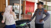 *Raut Bahagia Ibu Penjual Buah, Polisi Antar Langsung Motor Curian ke Warung Korban*