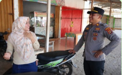 *Raut Bahagia Ibu Penjual Buah, Polisi Antar Langsung Motor Curian ke Warung Korban* *Raut Bahagia Ibu Penjual Buah, Polisi Antar Langsung Motor Curian ke Warung Korban*