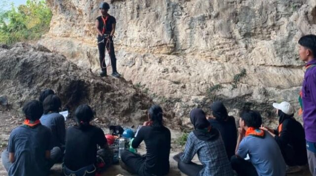 Mapala STACIA UMJ Gelar Materi Rock Climbing Natural di Tebing Klapanunggal