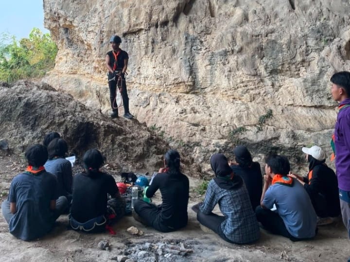 Mapala STACIA UMJ Gelar Materi Rock Climbing Natural di Tebing Klapanunggal