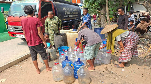 Satrad 401 Tanjung Kait Salurkan Bantuan Air Bersih untuk Warga Kecamatan Kronjo Terdampak Kekeringan