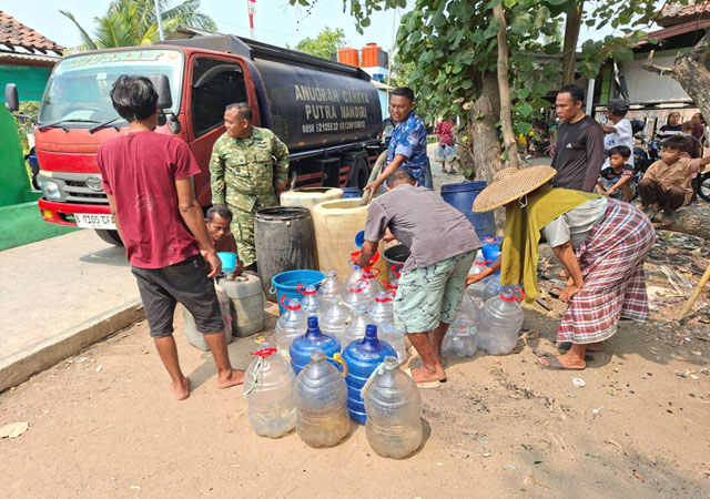 Satrad 401 Tanjung Kait Salurkan Bantuan Air Bersih untuk Warga Kecamatan Kronjo Terdampak Kekeringan Satrad 401 Tanjung Kait Salurkan Bantuan Air Bersih untuk Warga Kecamatan Kronjo Terdampak Kekeringan