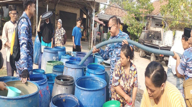Satrad 401 Tanjung Kait Salurkan Bantuan Air Bersih bagi Warga Desa Pasilian yang Terdampak Kekeringan