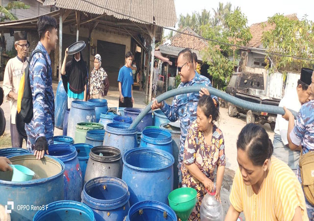 Satrad 401 Tanjung Kait Salurkan Bantuan Air Bersih bagi Warga Desa Pasilian yang Terdampak Kekeringan Satrad 401 Tanjung Kait Salurkan Bantuan Air Bersih bagi Warga Desa Pasilian yang Terdampak Kekeringan