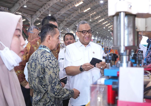 Industri Lokal Jadi Kunci Penyerapan Tenaga Kerja, Wamenaker Dorong Kolaborasi Dunia Usaha dan Pemerintah di Temanggung Industri Lokal Jadi Kunci Penyerapan Tenaga Kerja, Wamenaker Dorong Kolaborasi Dunia Usaha dan Pemerintah di Temanggung