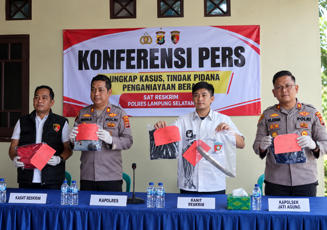Polres Lampung Selatan Ungkap Motif Pembacokan di Jati Agung, Pengemudi Ojek Jadi Korban Salah Sasaran Akibat Cemburu Polres Lampung Selatan Ungkap Motif Pembacokan di Jati Agung, Pengemudi Ojek Jadi Korban Salah Sasaran Akibat Cemburu