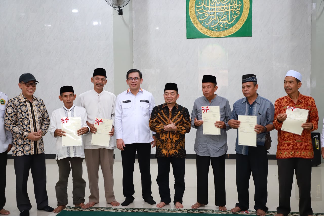 Menjaga Amanah Tanah, Penyerahan Sertifikat Door to Door di Desa Toyomerto Menjaga Amanah Tanah, Penyerahan Sertifikat Door to Door di Desa Toyomerto
