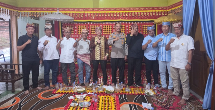 *Silaturahmi di Lamban Balak, Kapolres Lampung Selatan Bangun Kemitraan dengan Tokoh Adat*