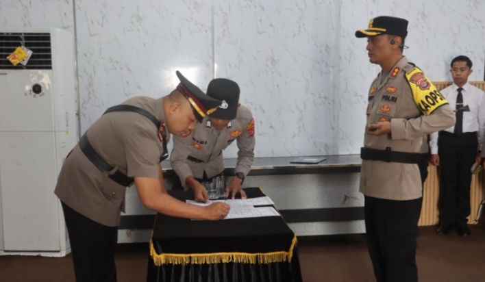Kapolres Lampung Selatan Pimpin Sertijab Kapolsek Penengahan, Tekankan Penguatan Kinerja dan Pelayanan Kapolres Lampung Selatan Pimpin Sertijab Kapolsek Penengahan, Tekankan Penguatan Kinerja dan Pelayanan
