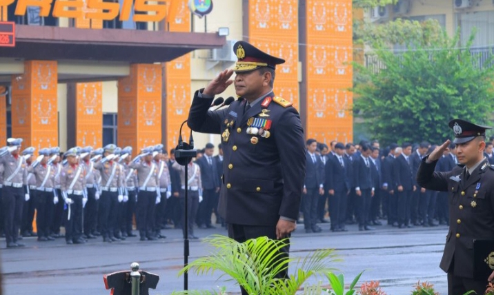 Guyuran Hujan Tak Halangi Semangat Personel Polda Lampung Peringati HUT ke-81 Kemerdekaan RI Guyuran Hujan Tak Halangi Semangat Personel Polda Lampung Peringati HUT ke-81 Kemerdekaan RI