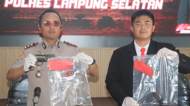 *Dua Senpi Rakitan dan Amunisi Diserahkan Warga kepada Polisi di Lampung Selatan*