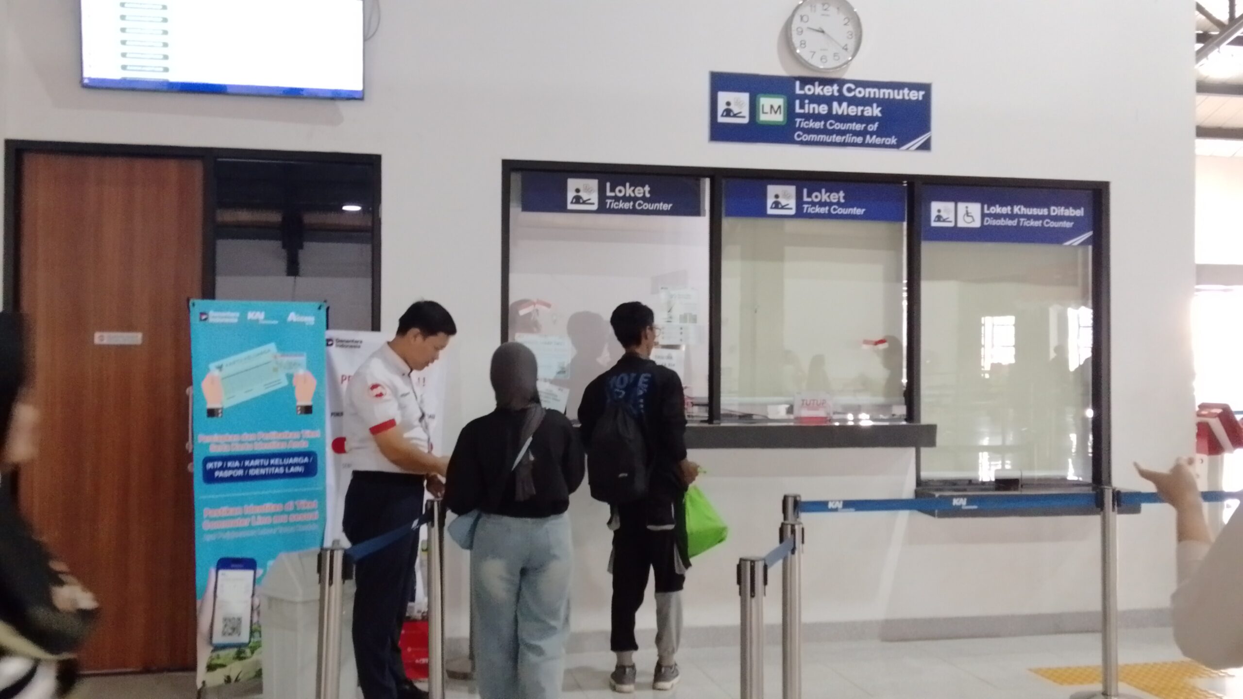 Tiket KA Rangkasbitung–Merak Terbatas, Penumpang Keluhkan Antrean Berjam-jam dan Dominasi Pembelian Online