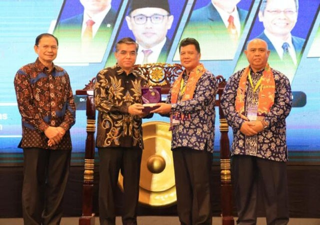 Menaker Yassierli Dorong Penguatan Kompetensi Lulusan Perguruan Tinggi Hadapi Transformasi Dunia Kerja Menaker Yassierli Dorong Penguatan Kompetensi Lulusan Perguruan Tinggi Hadapi Transformasi Dunia Kerja
