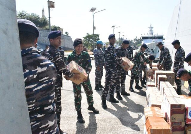 TNI AL Kerahkan KRI Bung Hatta-370 Bawa Bantuan Kemanusiaan untuk Korban Gempa NTT TNI AL Kerahkan KRI Bung Hatta-370 Bawa Bantuan Kemanusiaan untuk Korban Gempa NTT