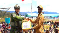 Koops TNI Habema Salurkan Dua Ton Bantuan Logistik untuk Warga Kabupaten Puncak Papua di Tengah Medan Ekstrem