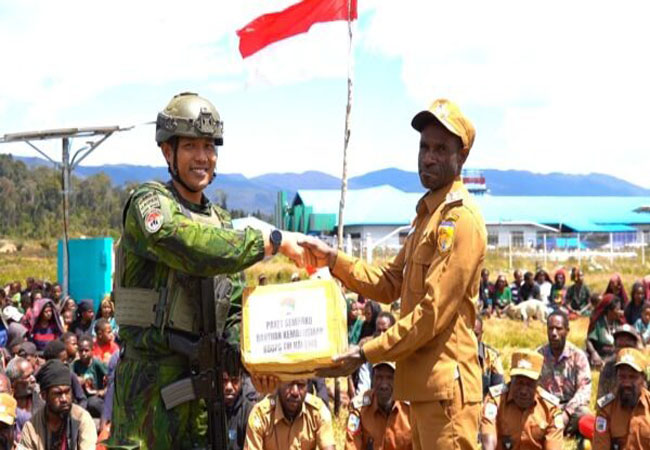Koops TNI Habema Salurkan Dua Ton Bantuan Logistik untuk Warga Kabupaten Puncak Papua di Tengah Medan Ekstrem Koops TNI Habema Salurkan Dua Ton Bantuan Logistik untuk Warga Kabupaten Puncak Papua di Tengah Medan Ekstrem