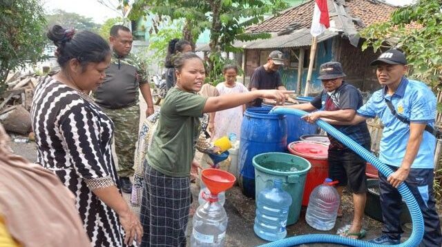 TNI AU Satrad 401 Tanjung Kait Salurkan Bantuan Air Bersih untuk Warga Terdampak Kekeringan di Kecamatan Kronjo