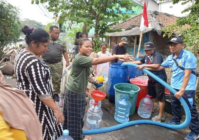 TNI AU Satrad 401 Tanjung Kait Salurkan Bantuan Air Bersih untuk Warga Terdampak Kekeringan di Kecamatan Kronjo TNI AU Satrad 401 Tanjung Kait Salurkan Bantuan Air Bersih untuk Warga Terdampak Kekeringan di Kecamatan Kronjo