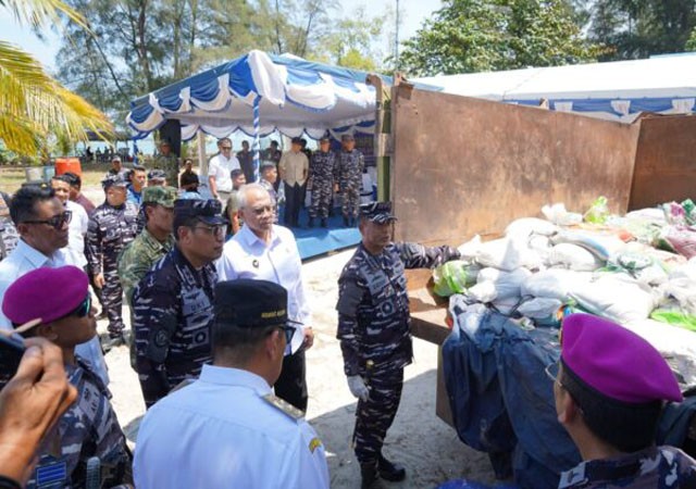 Pasir Timah Ilegal Diselundupkan 75,7 Ton Di Gagalkan TNI AL dari Belitung Timur ke Malaysia Pasir Timah Ilegal Diselundupkan 75,7 Ton Di Gagalkan TNI AL dari Belitung Timur ke Malaysia