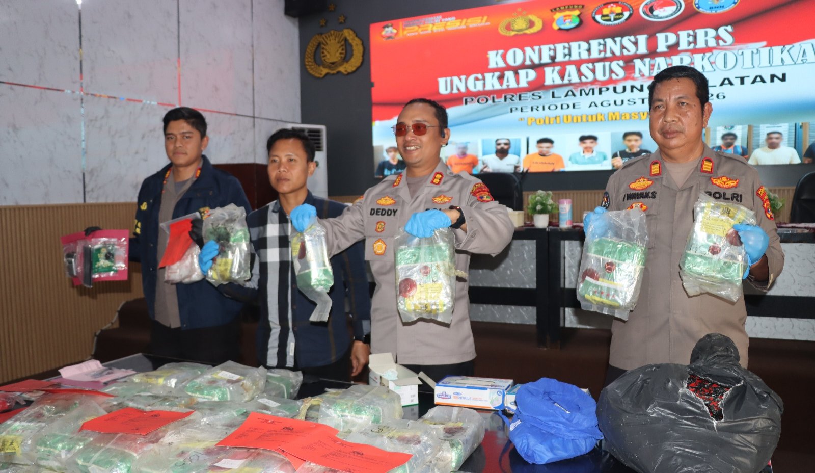 *Terbongkar! 40 Kg Sabu Senilai Rp40 Miliar Diselipkan di 4 Bagian Mobil HR-V* *Terbongkar! 40 Kg Sabu Senilai Rp40 Miliar Diselipkan di 4 Bagian Mobil HR-V*