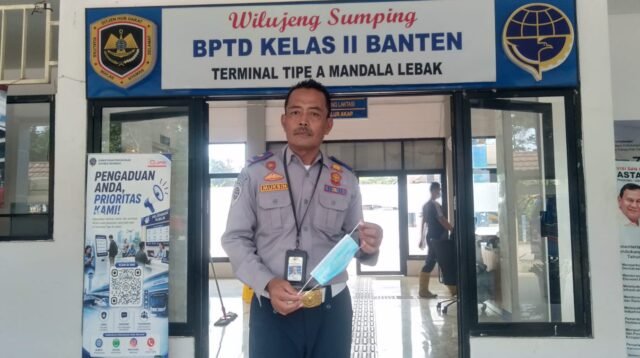 Sebagai Bentuk  Kepedulian Terhadap Kesehatan Masyarakat Seluruh Jajaran Pegawai Turun Langsung Membagikan Masker Gratis. 