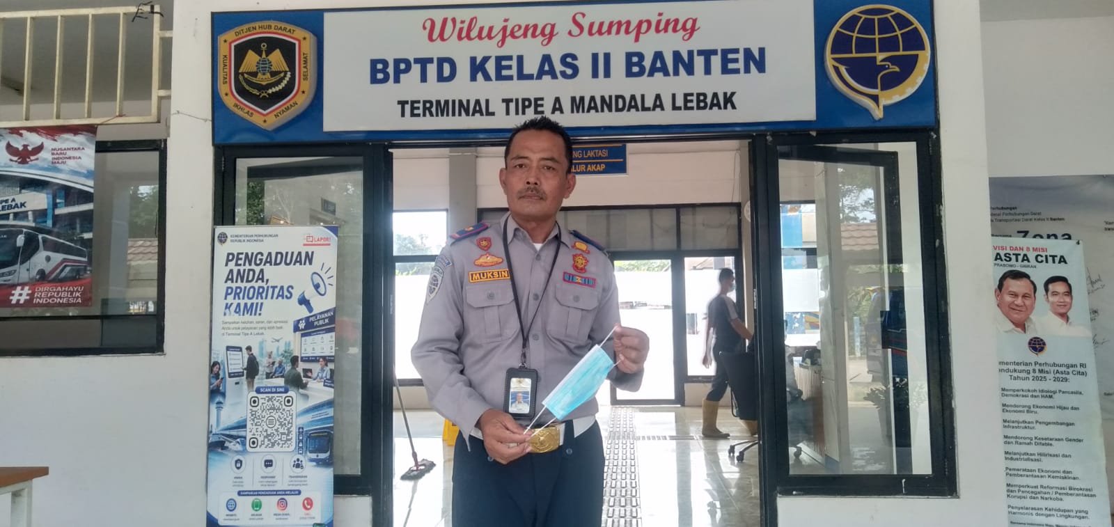 Sebagai Bentuk Kepedulian Terhadap Kesehatan Masyarakat Seluruh Jajaran Pegawai Turun Langsung Membagikan Masker Gratis. Sebagai Bentuk Kepedulian Terhadap Kesehatan Masyarakat Seluruh Jajaran Pegawai Turun Langsung Membagikan Masker Gratis.