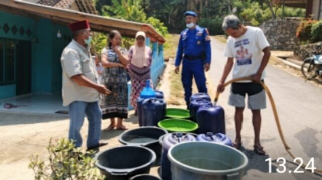 *Satpolairud Polres Lampung Selatan Distribusikan Air Bersih untuk Warga Dusun Kayu Tabu*