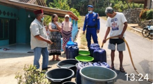 *Satpolairud Polres Lampung Selatan Distribusikan Air Bersih untuk Warga Dusun Kayu Tabu* *Satpolairud Polres Lampung Selatan Distribusikan Air Bersih untuk Warga Dusun Kayu Tabu*
