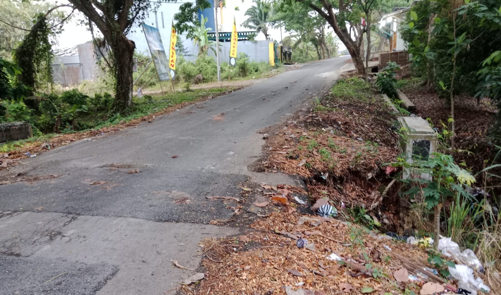 *Proyek Rp1,5 Miliar Ruas Simpang Polsek Kalianda – Ketang Disorot, Gorong-Gorong Berlubang dan Bahu Jalan Rawan Amblas* *Proyek Rp1,5 Miliar Ruas Simpang Polsek Kalianda – Ketang Disorot, Gorong-Gorong Berlubang dan Bahu Jalan Rawan Amblas*