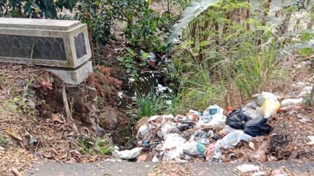 Masyarakat Menyoroti Kembali Proyek Rp1,5 Miliar Ruas Simpang Polsek Kalianda – Ketang : Bahu Jalan Rawan Amblas dan Penuh Sampah!.