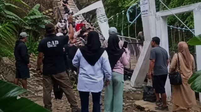 Jembatan Gantung Pangandaran Ambruk Saat Peresmian, Bupati dan Puluhan Rombongan Sempat Berada di Atas