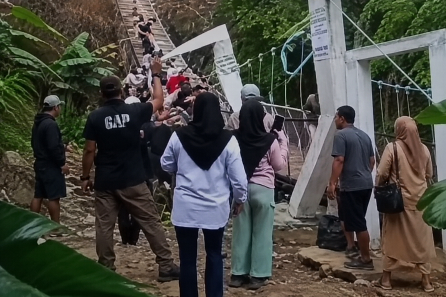 Jembatan Gantung Pangandaran Ambruk Saat Peresmian, Bupati dan Puluhan Rombongan Sempat Berada di Atas Jembatan Gantung Pangandaran Ambruk Saat Peresmian, Bupati dan Puluhan Rombongan Sempat Berada di Atas
