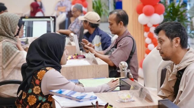 Di Tengah Kesibukan, Warga Manfaatkan PELATARAN untuk Urusan Pertanahan saat Akhir Pekan